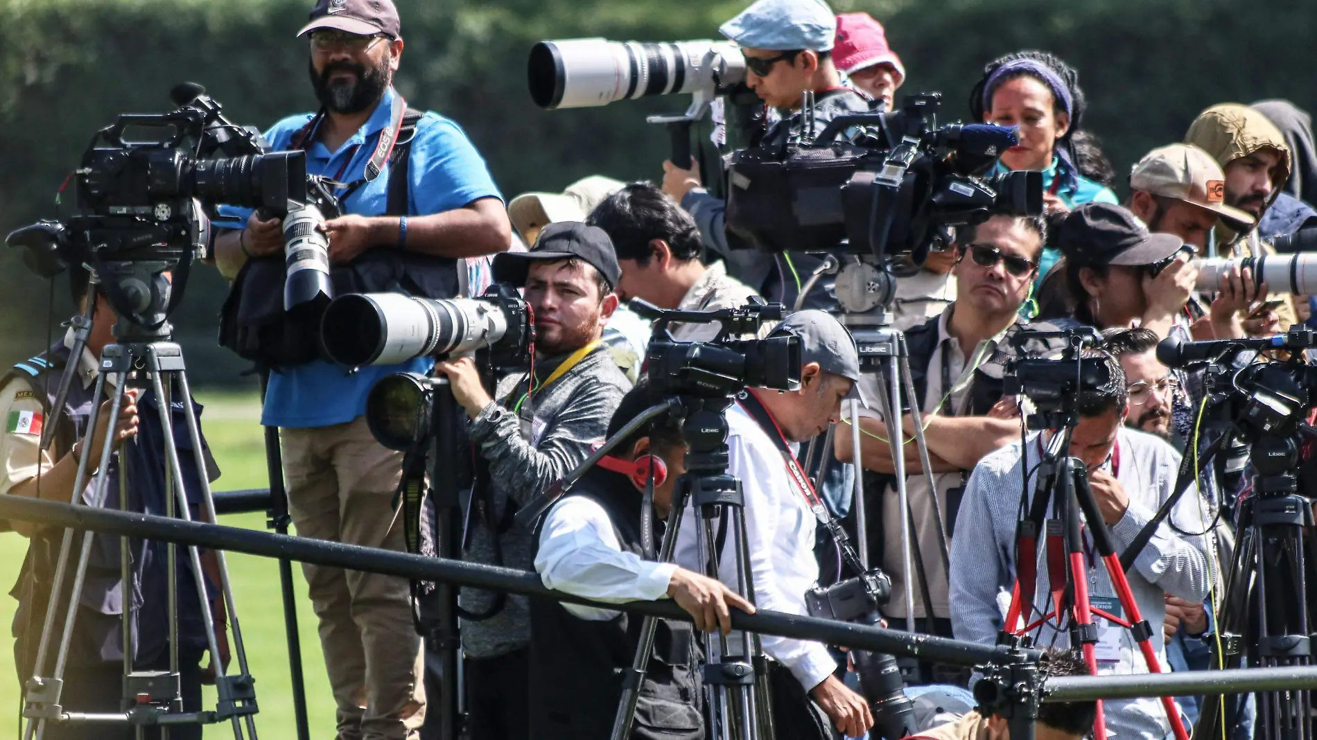 Prensa-Medios de Comunicacion-Camaras-Reporteros-Periodistas (4)